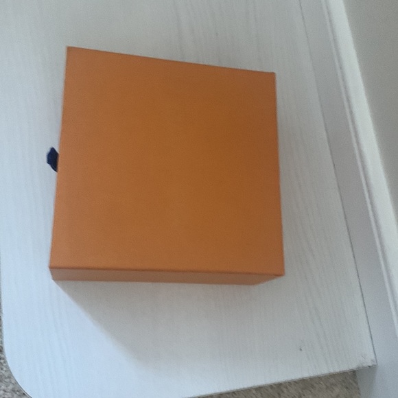 Louis Vuitton Pull Style Box & Bag - Picture 5 of 9